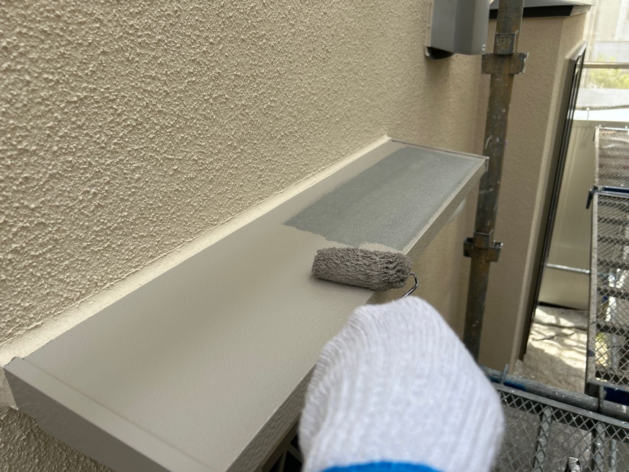 仕上げ塗装1回目です。