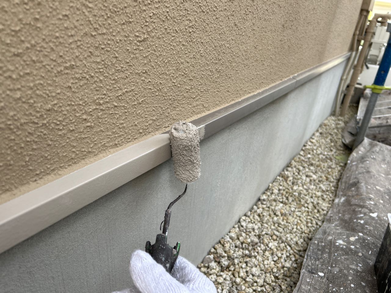 仕上げ塗装1回目です。