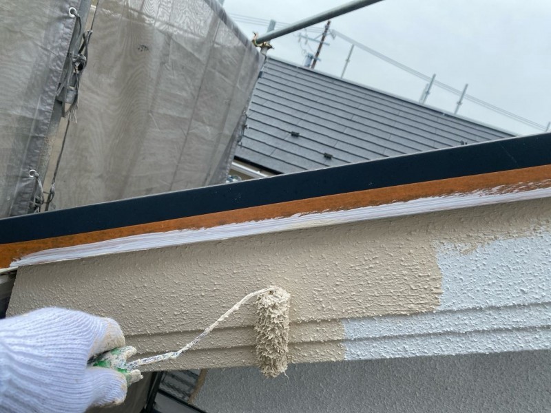 仕上げ塗装1回目です。