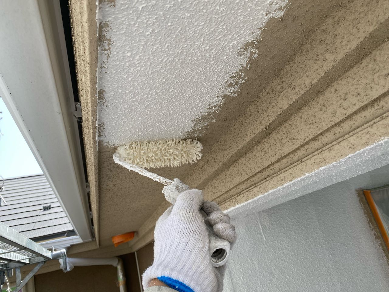 仕上げ塗装1回目です。