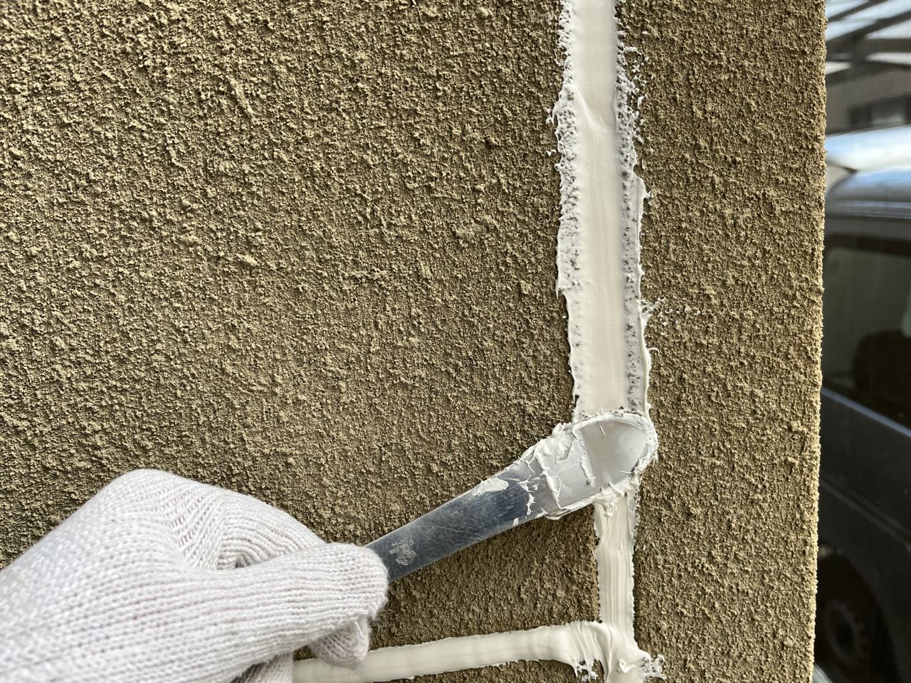 へらで押さえ込みます。