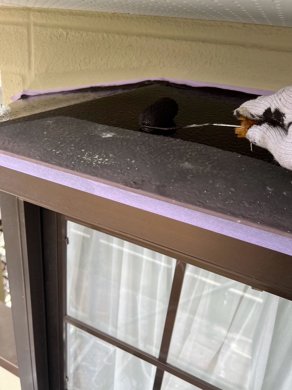 仕上げ塗装1回目です。