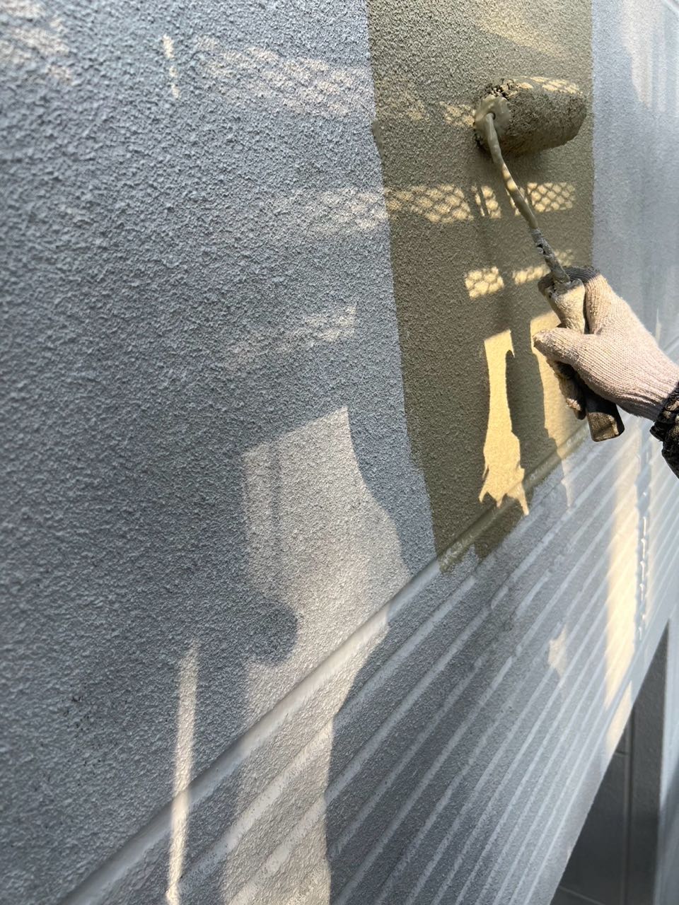 仕上げ塗装1回目です。