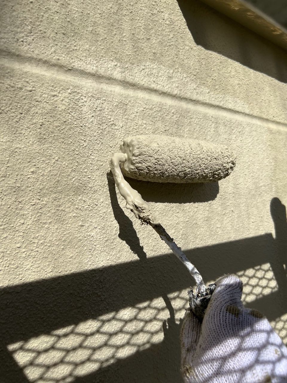 仕上げ塗装1回目です。