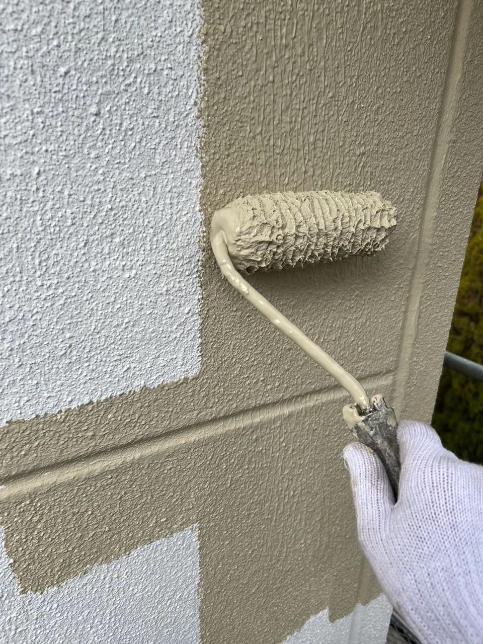 仕上げ塗装1回目です。