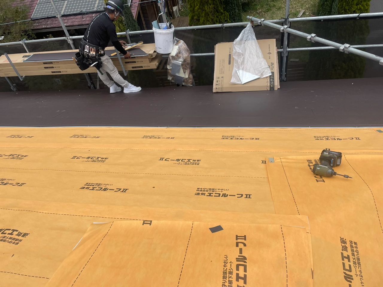 屋根材取り付けです。