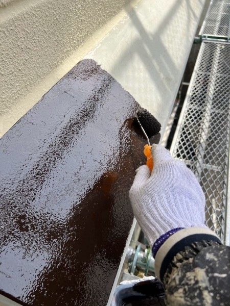 仕上げ塗装1回目です。