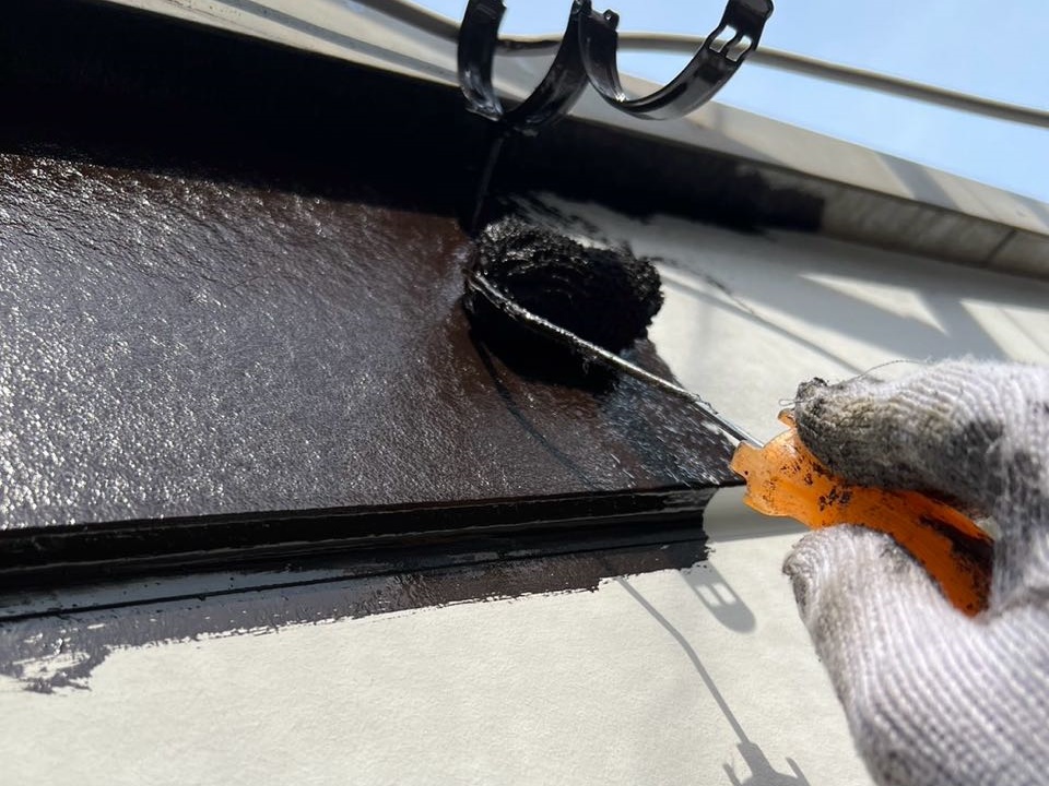 仕上げ塗装1回目です。