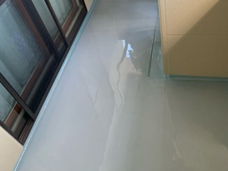 ウレタン防水塗布1回目。