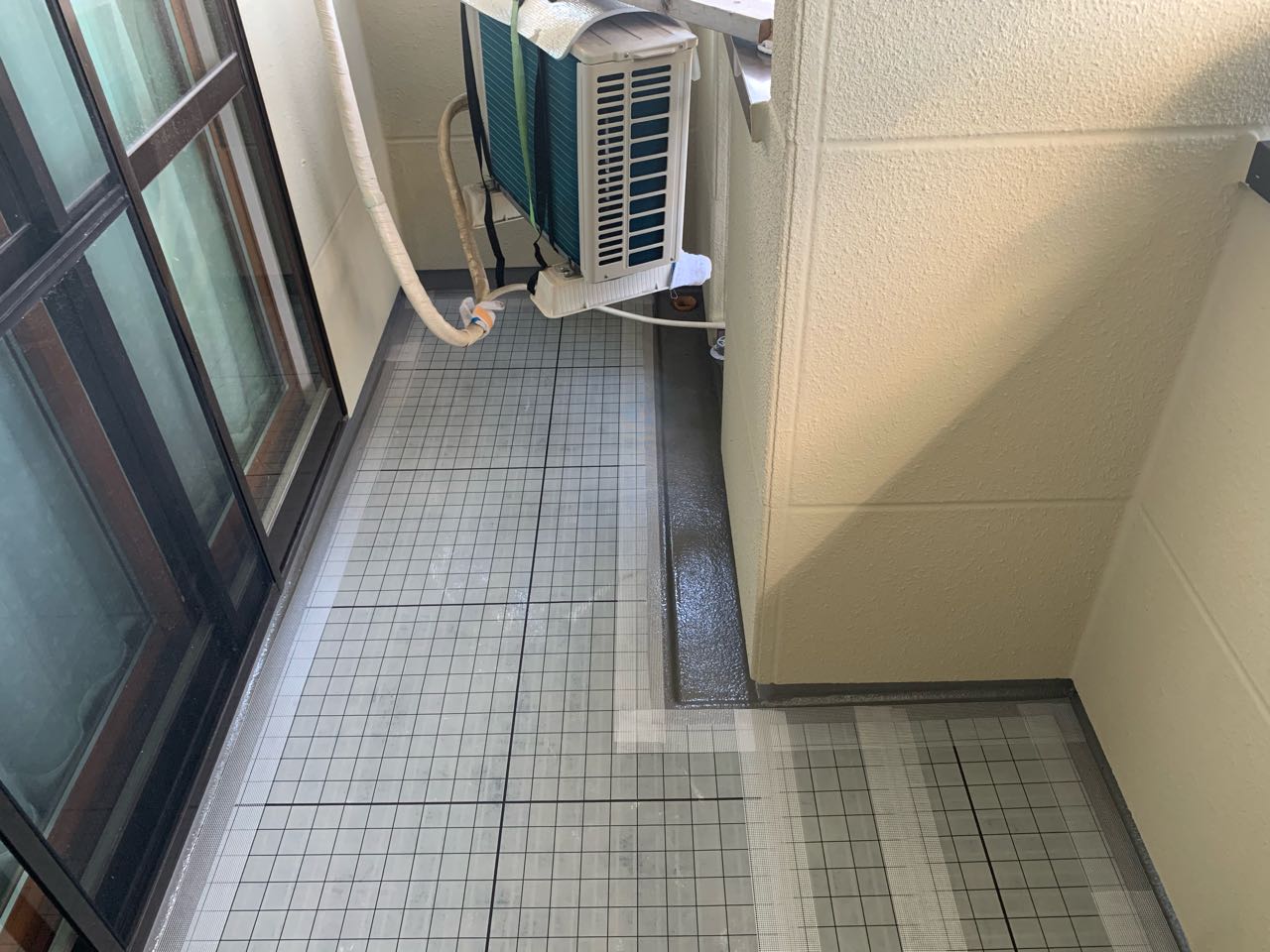 自着シートを張ります。