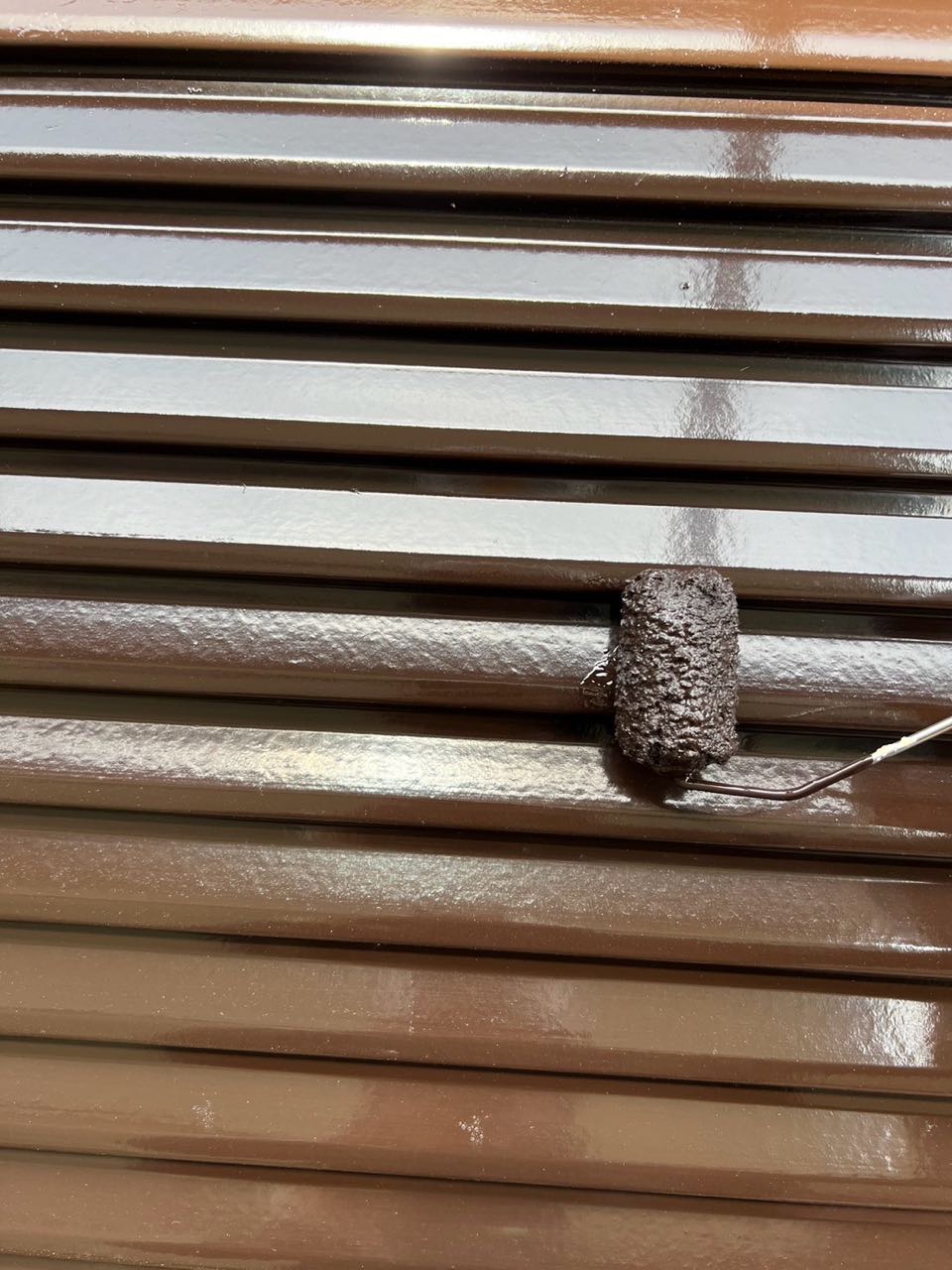 仕上げ塗装1回目です。