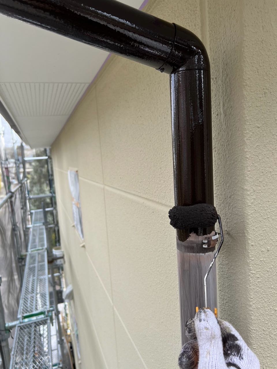 仕上げ塗装1回目です。