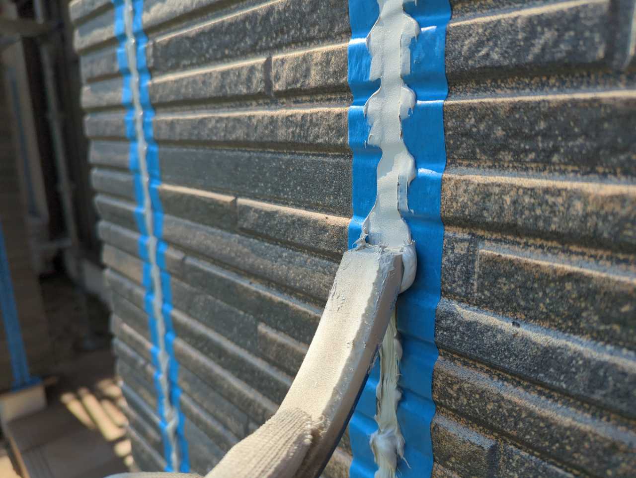 へらで押さえ込みます。