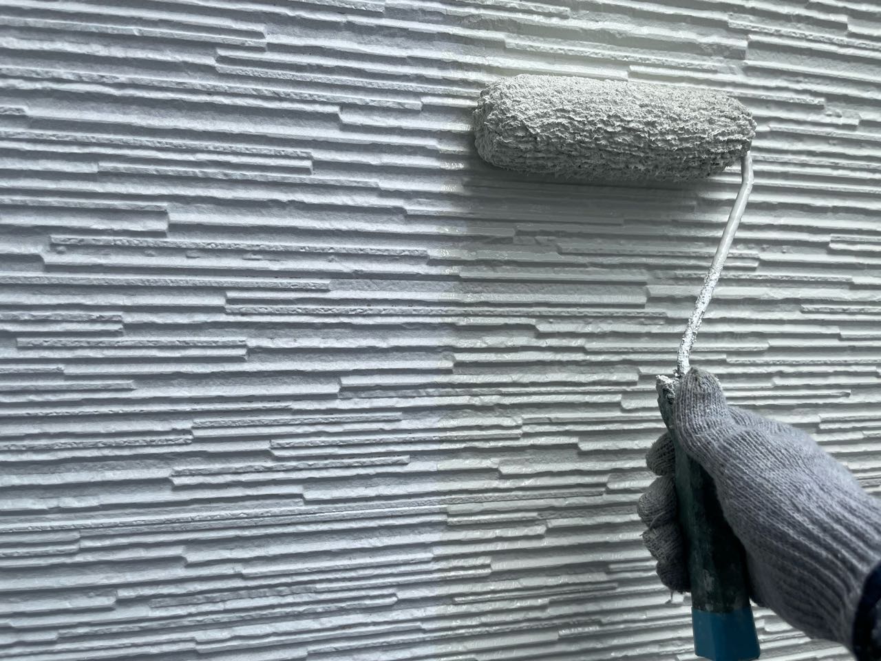 仕上げ塗装1回目です。