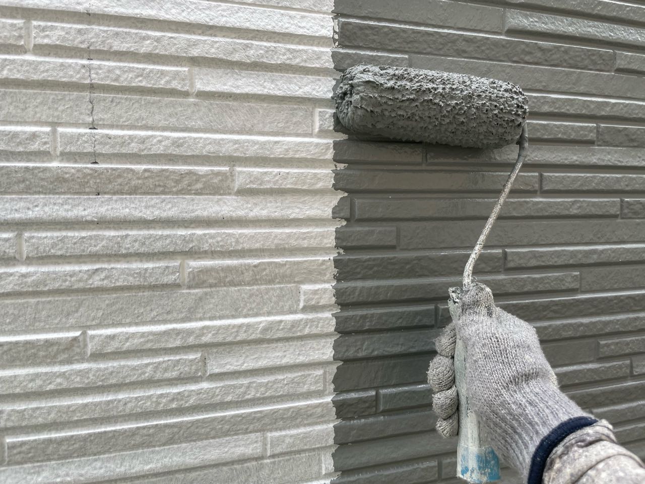 仕上げ塗装1回目です。