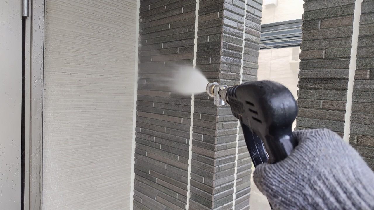 高圧洗浄します。