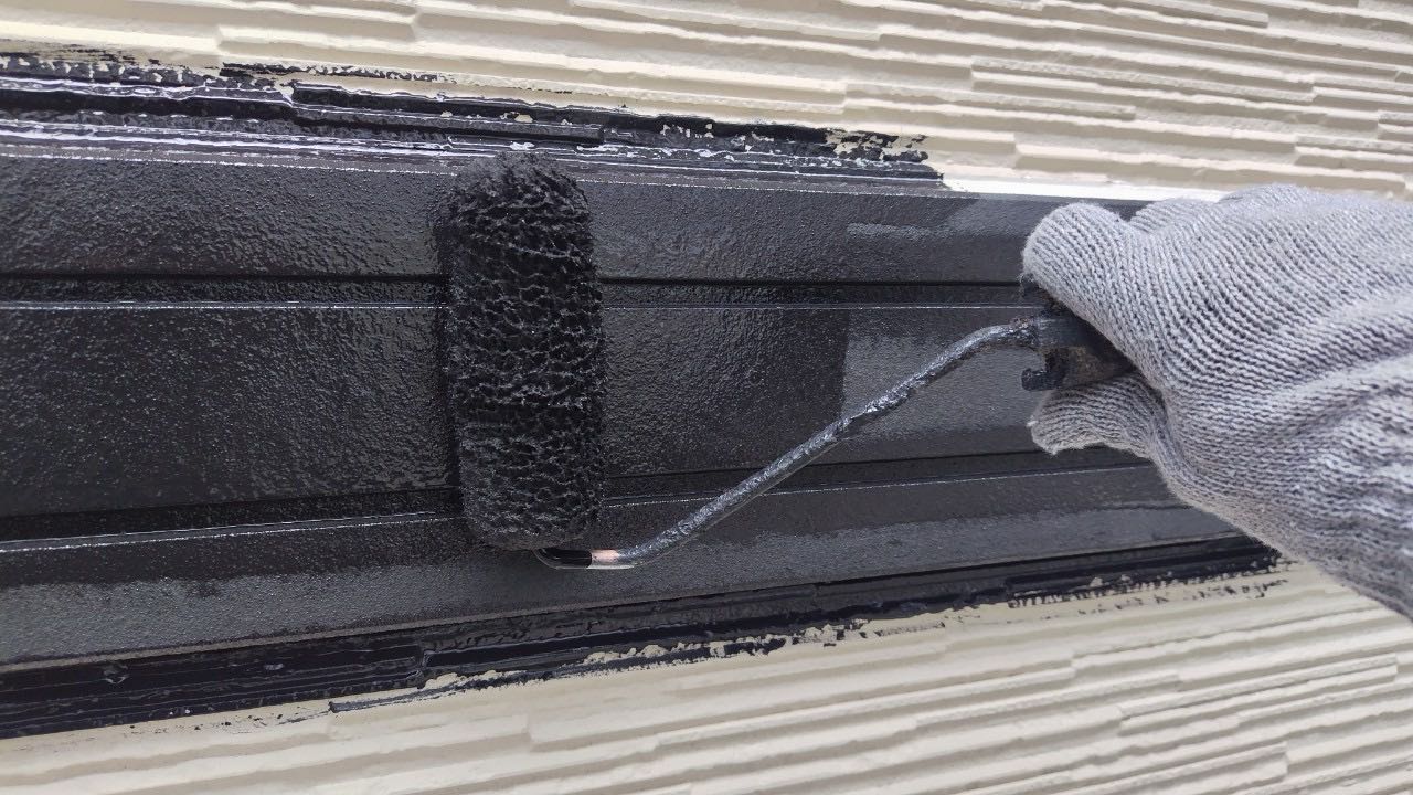 仕上げ塗装1回目です。