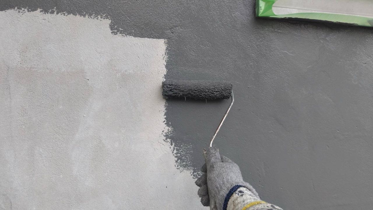 仕上げ塗装1回目です。