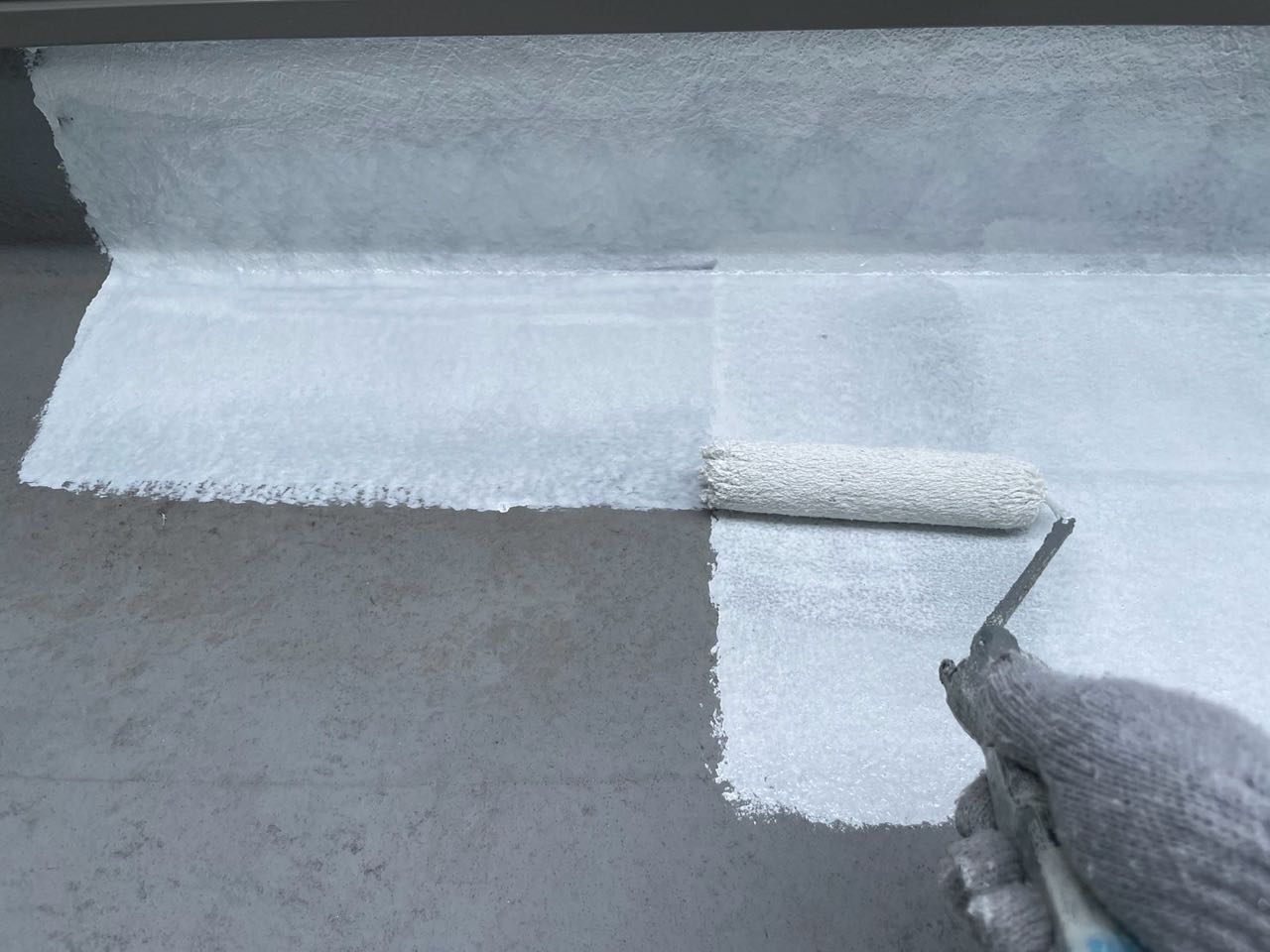 仕上げ塗装1回目です。