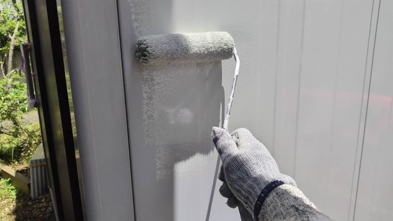 仕上げ塗装1回目です。