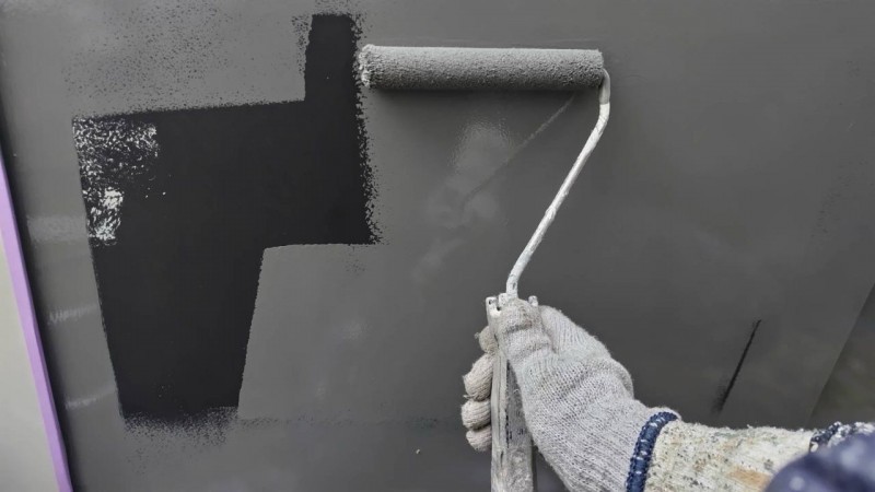 仕上げ塗装1回目です。