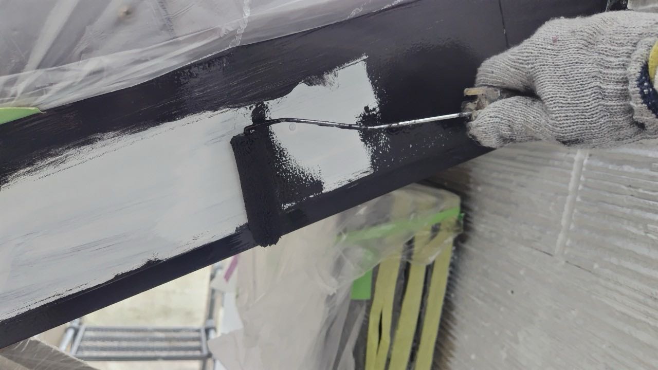 仕上げ塗装1回目です。