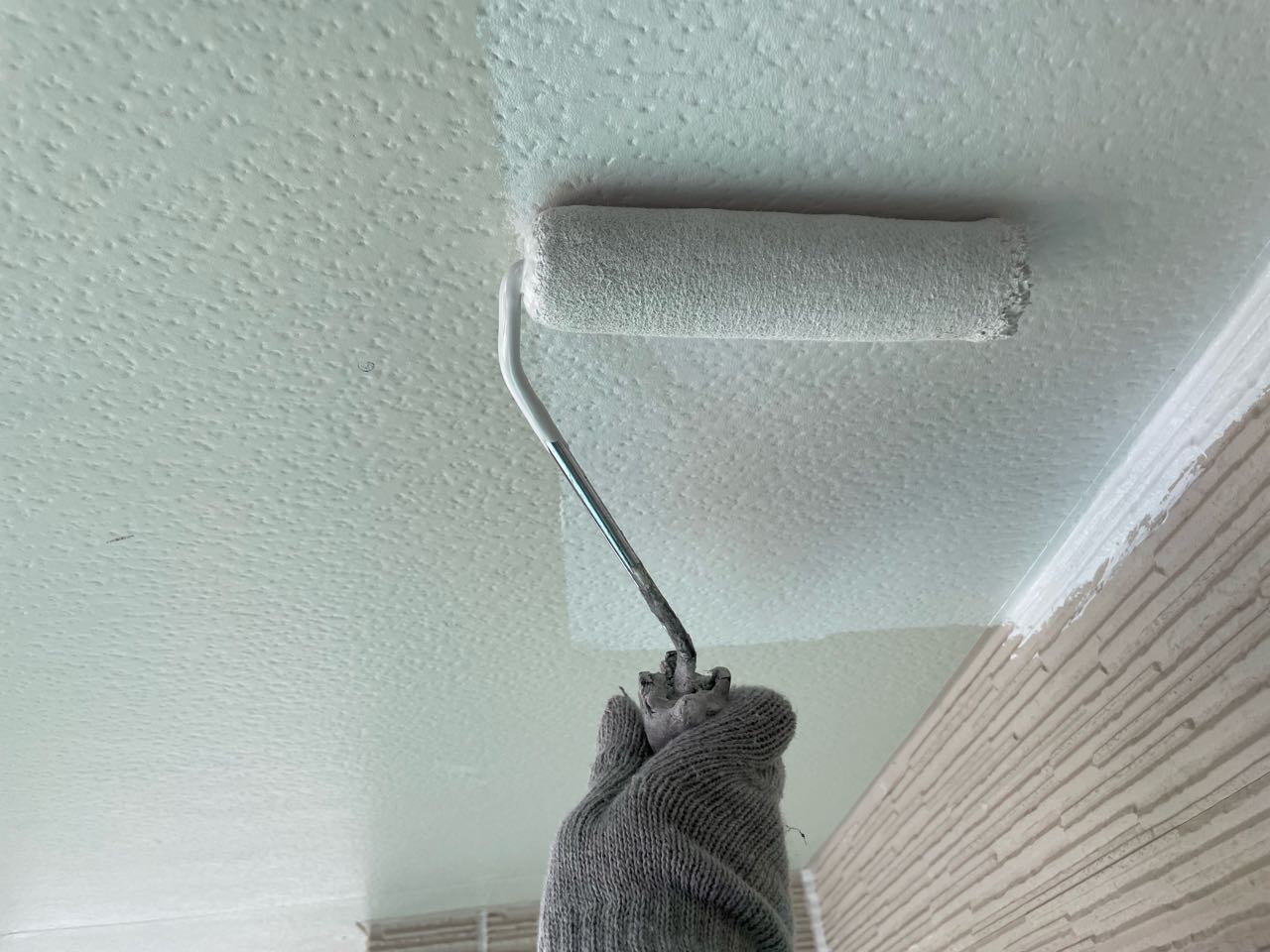 仕上げ塗装1回目です。