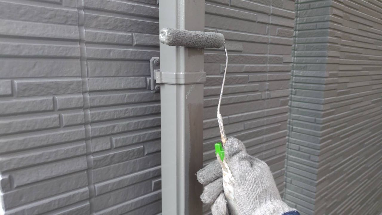 仕上げ塗装1回目です。