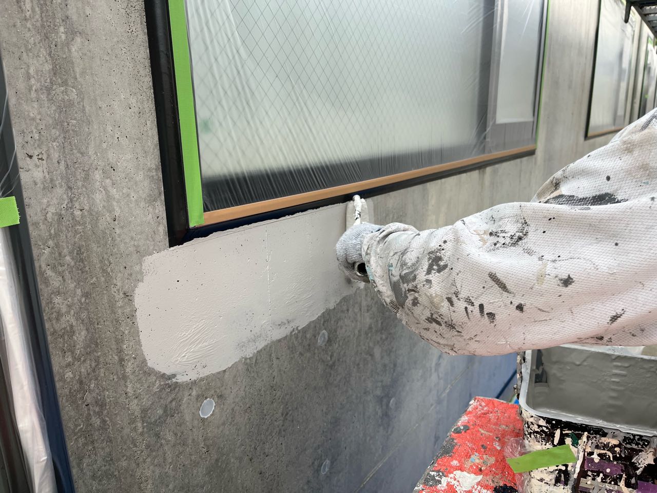 仕上げ塗装1回目です。