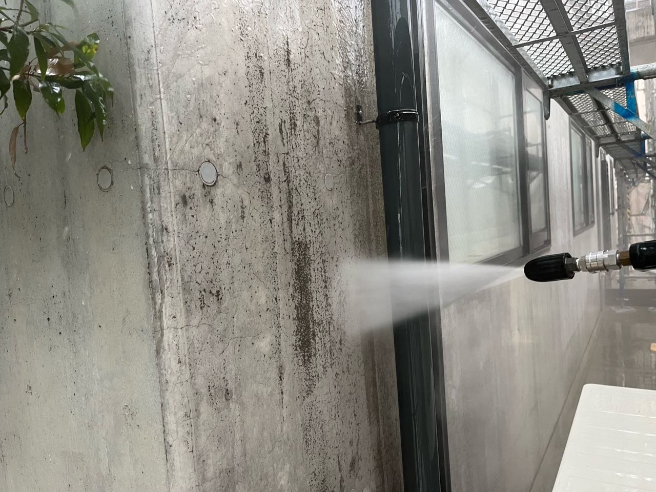 高圧洗浄します。