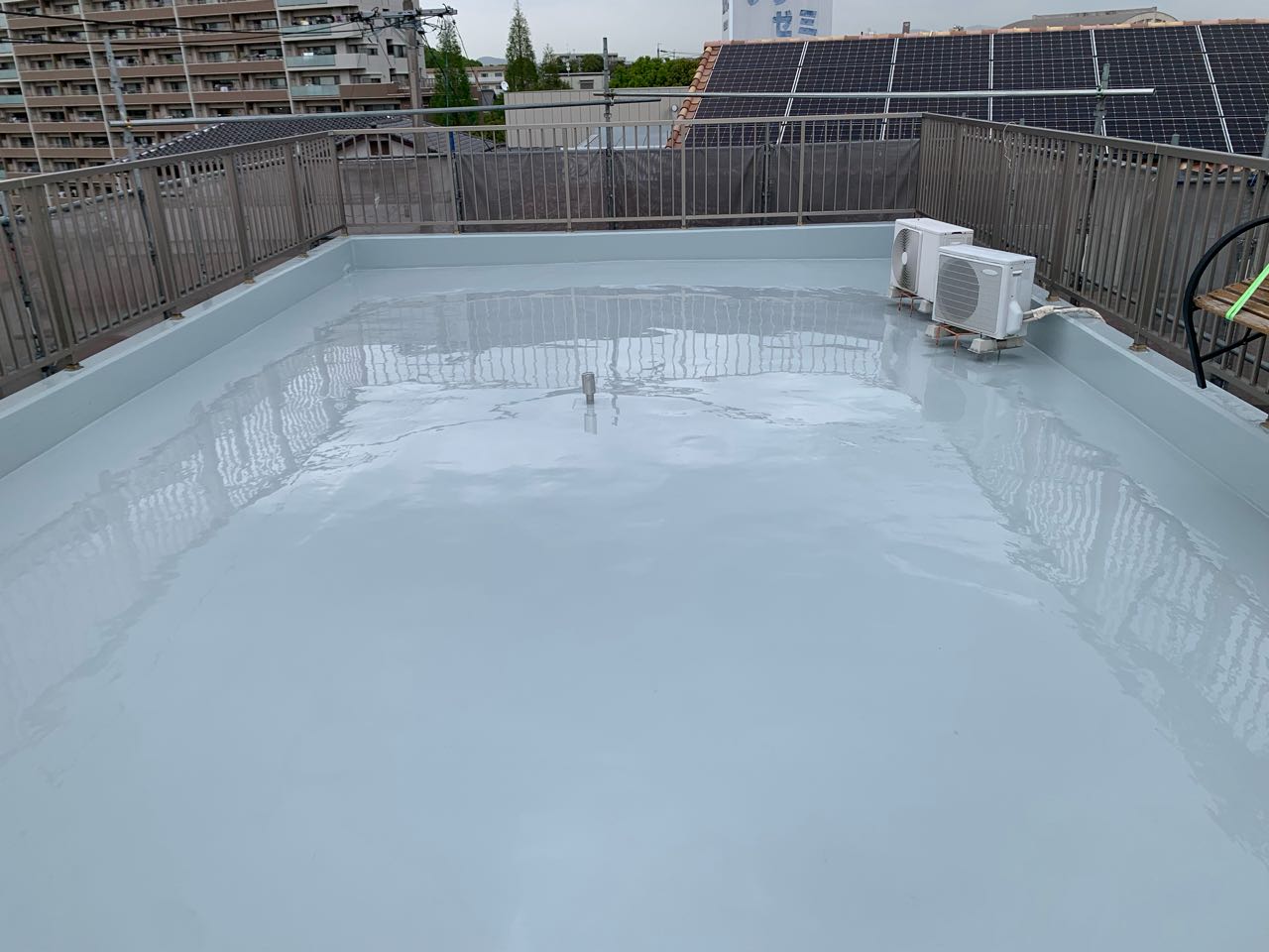 ウレタン防水塗布1回目。