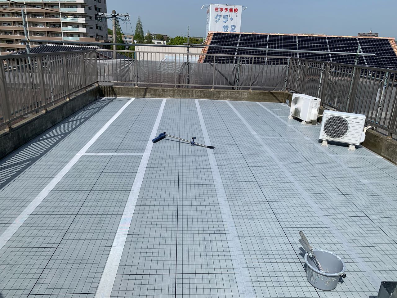 自着シートを張ります。