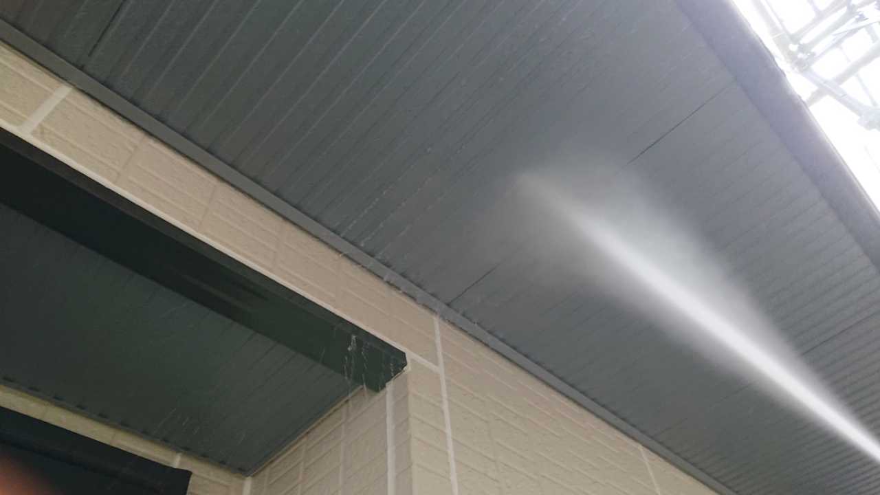 高圧洗浄します。