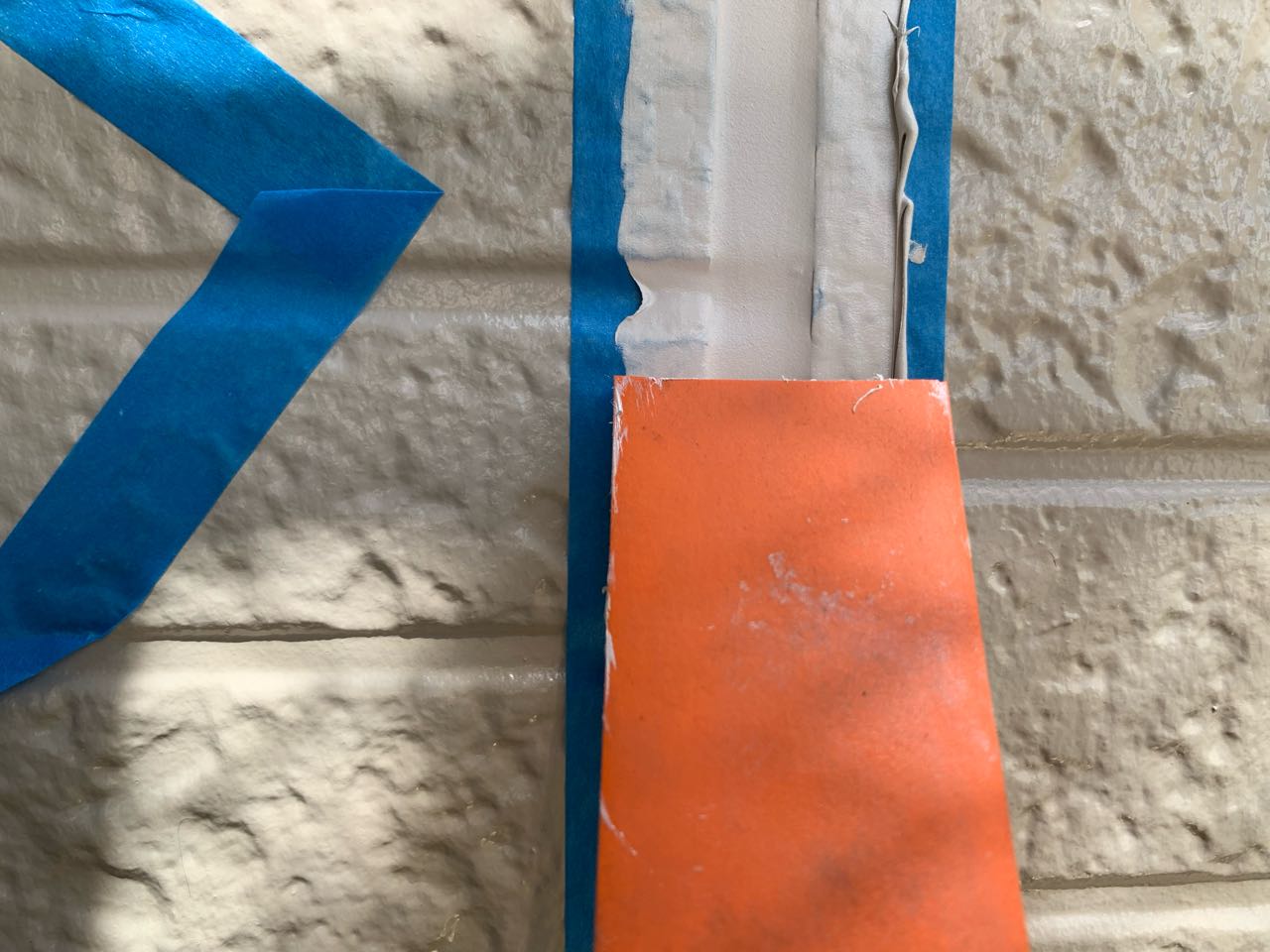 へらで押さえ込みます。