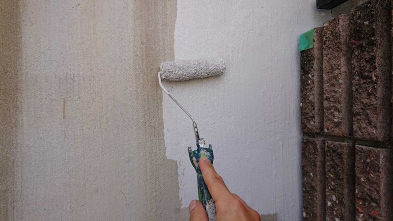 仕上げ塗装1回目です。