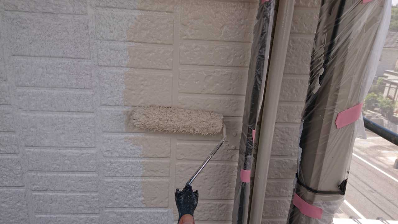 仕上げ塗装1回目です。