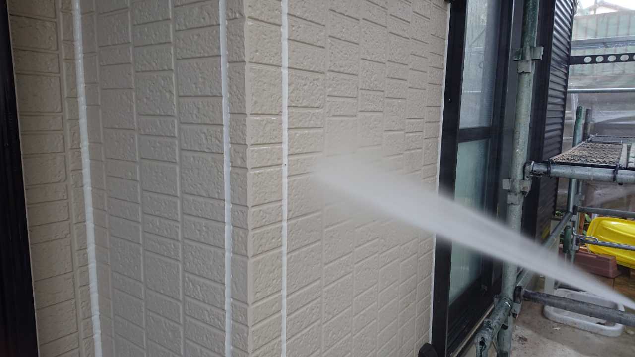 高圧洗浄します。