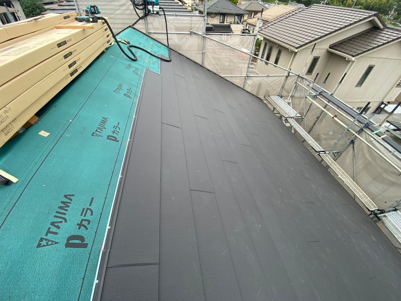 屋根材取り付けです。