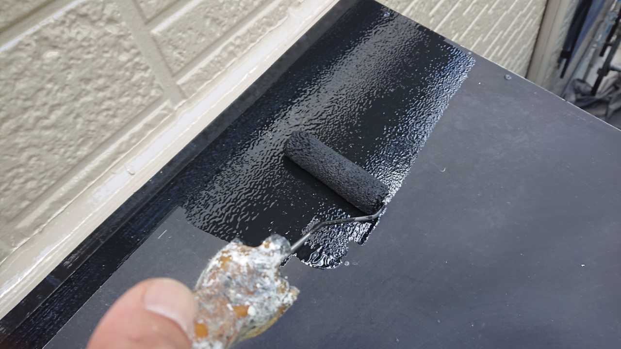 仕上げ塗装1回目です。