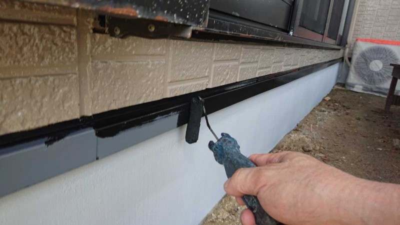 仕上げ塗装1回目です。