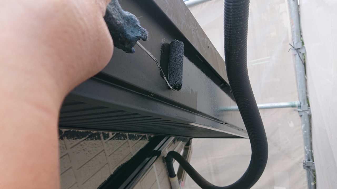 仕上げ塗装1回目です。