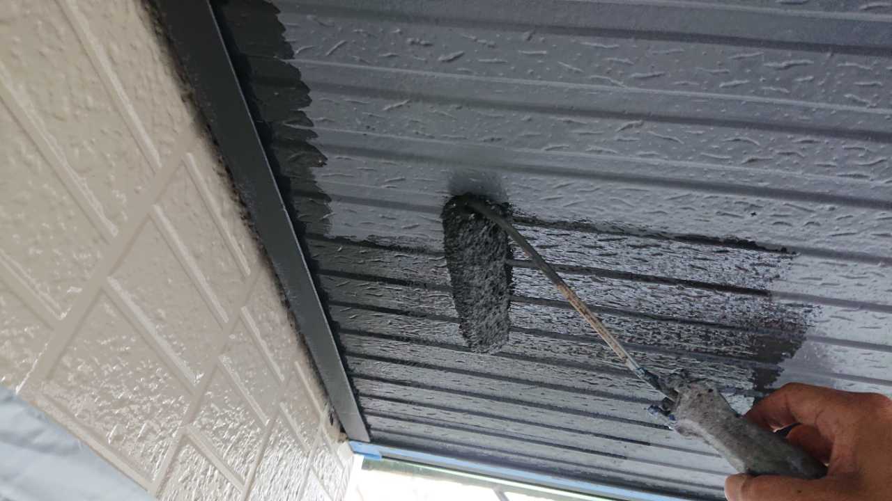 仕上げ塗装1回目です。