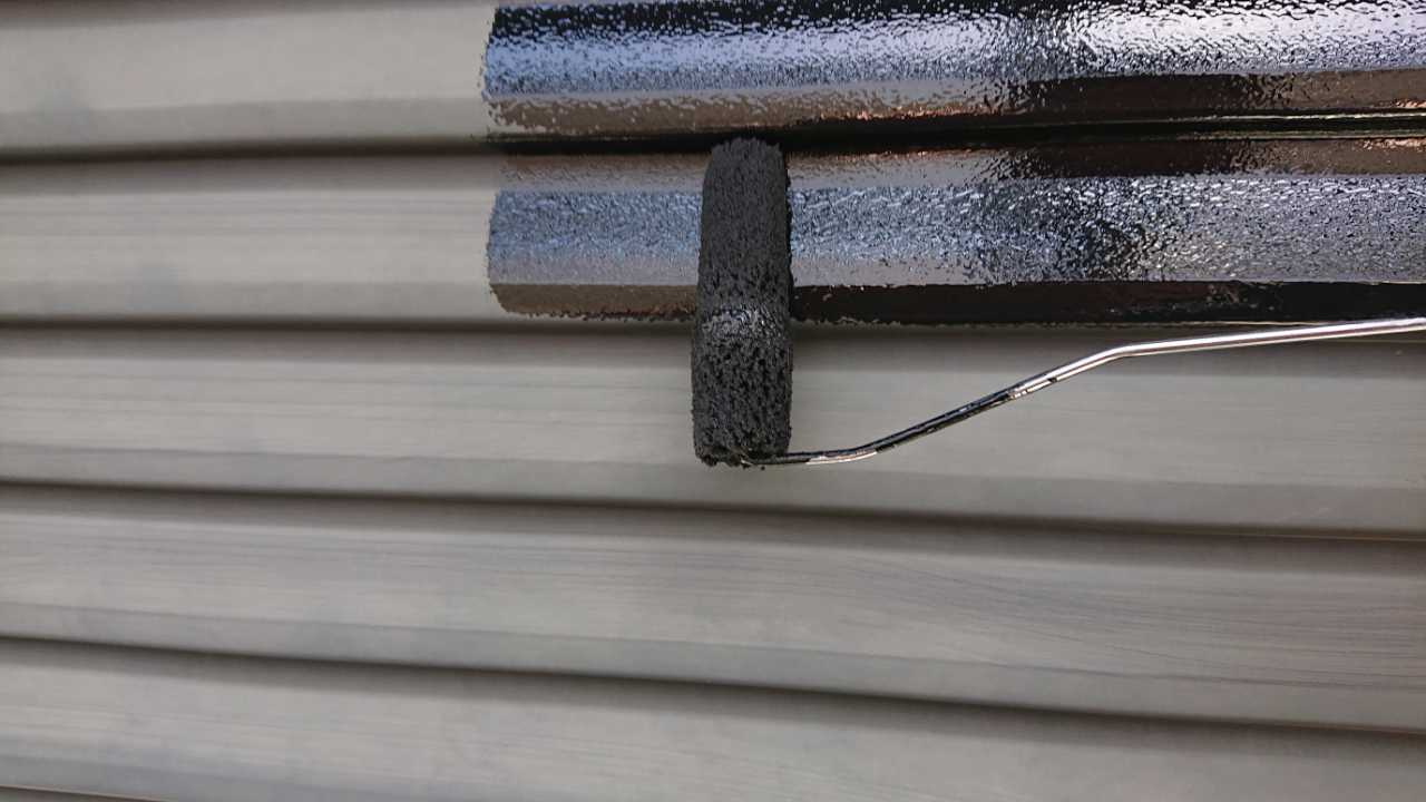 仕上げ塗装1回目です。