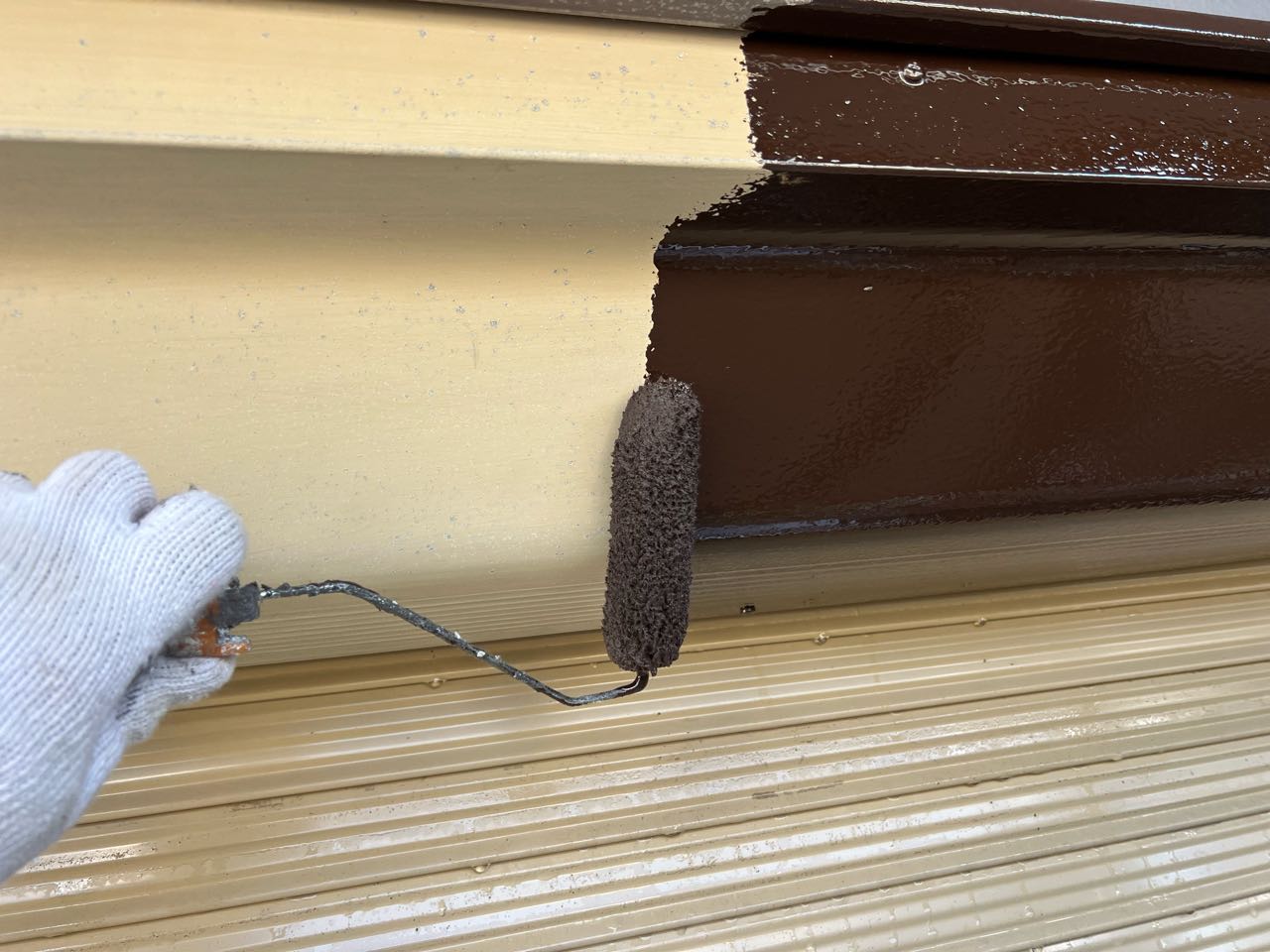 仕上げ塗装1回目です。