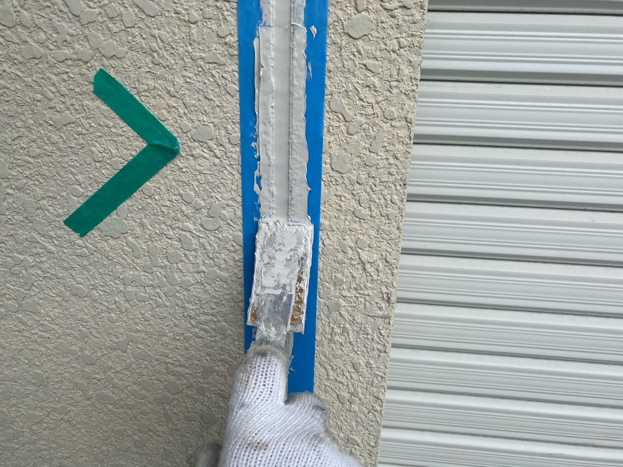 へらで押さえ込みます。