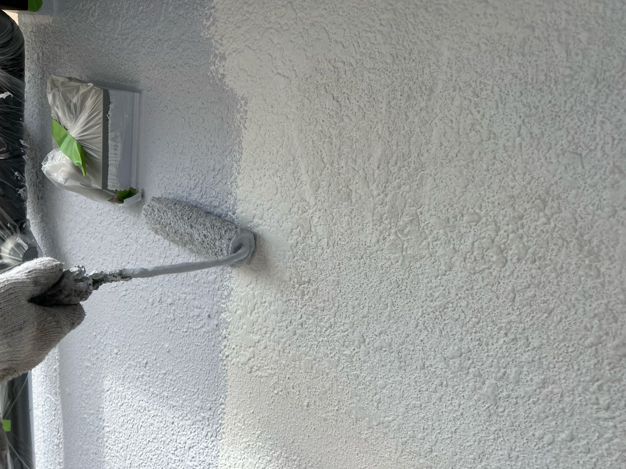 仕上げ塗装1回目です。