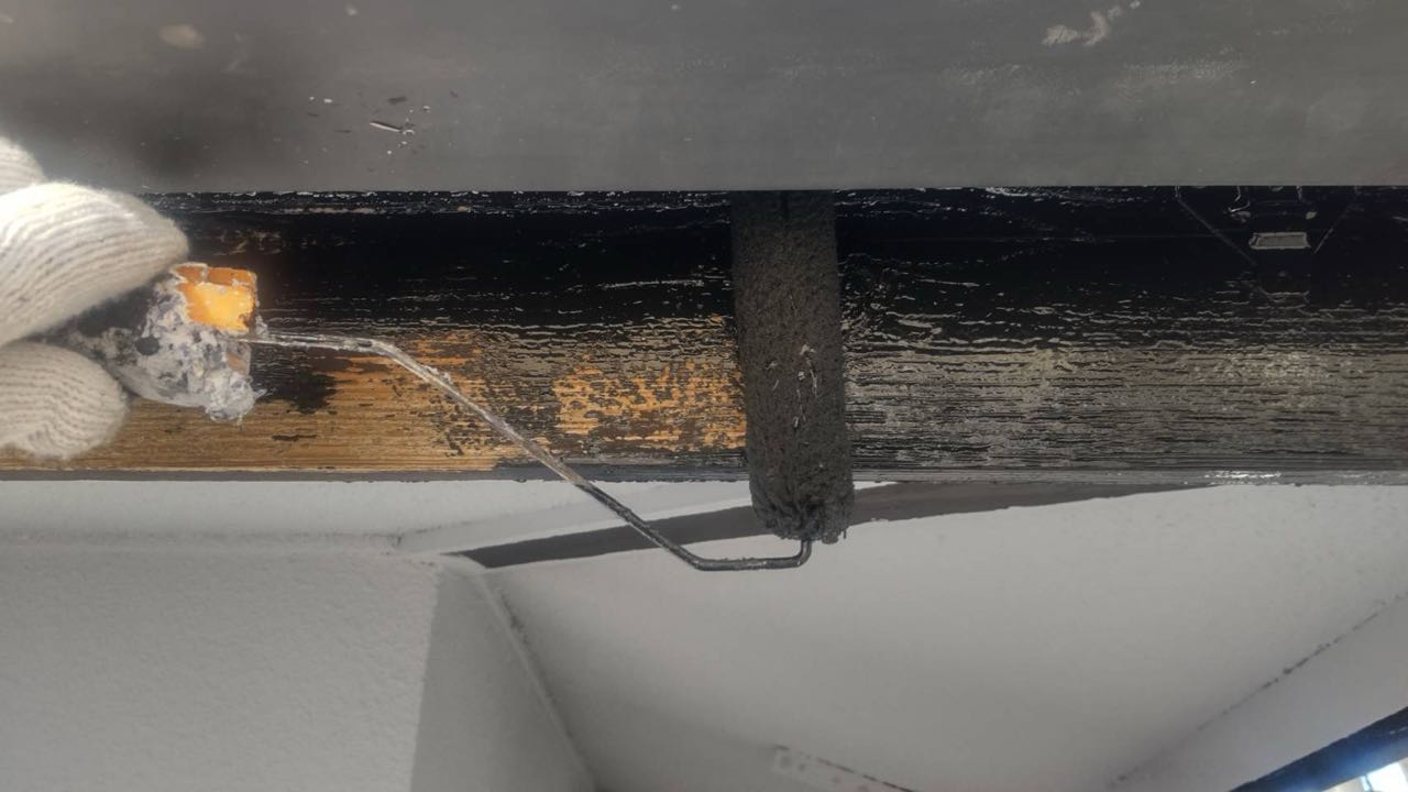 仕上げ塗装1回目です。