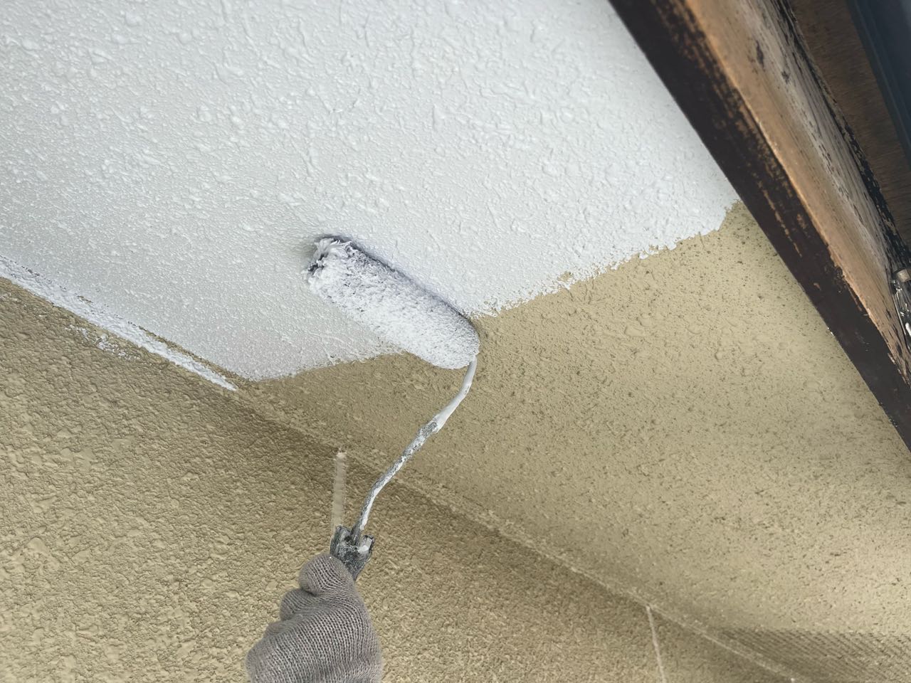 仕上げ塗装1回目です。