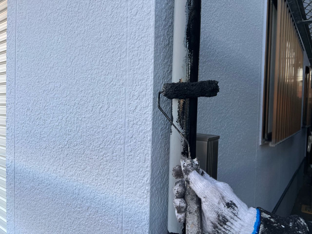 仕上げ塗装1回目です。