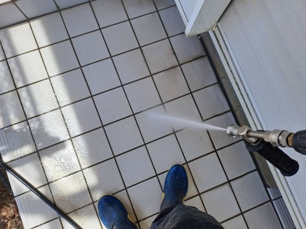 高圧洗浄します。
